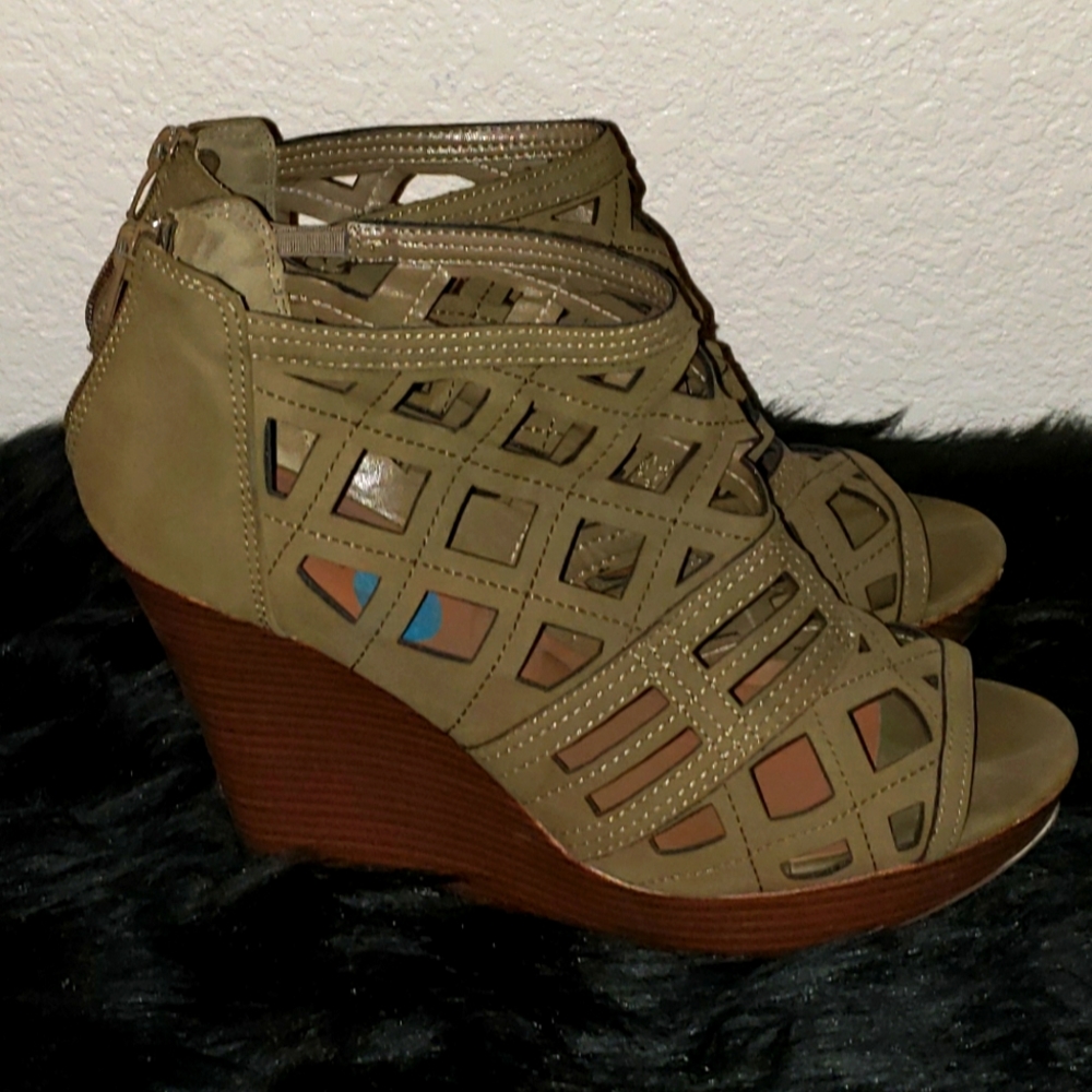 Jasmine Olive Colored Wedge Platform Sandal/ Heel sz 10